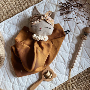 Atelier Maurice – Doudou lange Chat – Camel à pois dorés