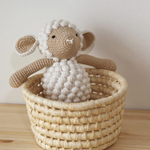 Patti Oslo – Doudou crocheté à la mains – Mouton