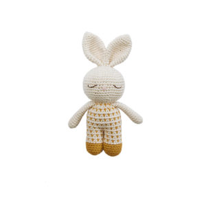 Patti Oslo – Petit doudou crocheté main – Lapin (Plusieurs coloris)