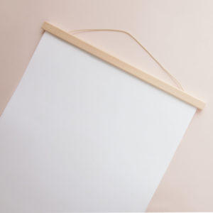 Les Petites Dates – Porte affiche en pin